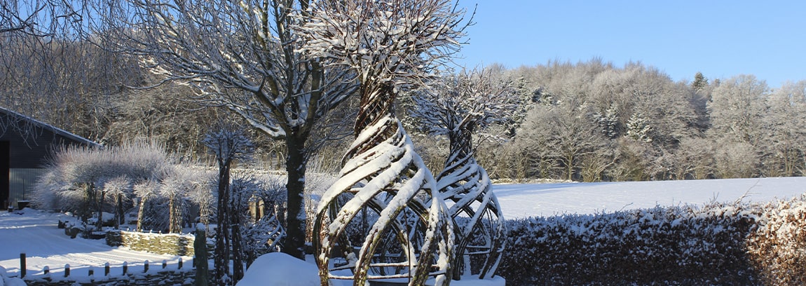 Pileskulptur med sne paa